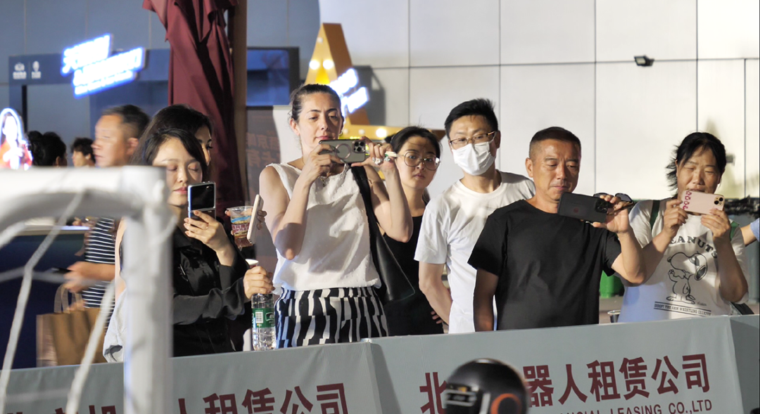 爱游戏官方入口-关于观众目不转睛地注视着比赛，精彩瞬间令人难忘的信息