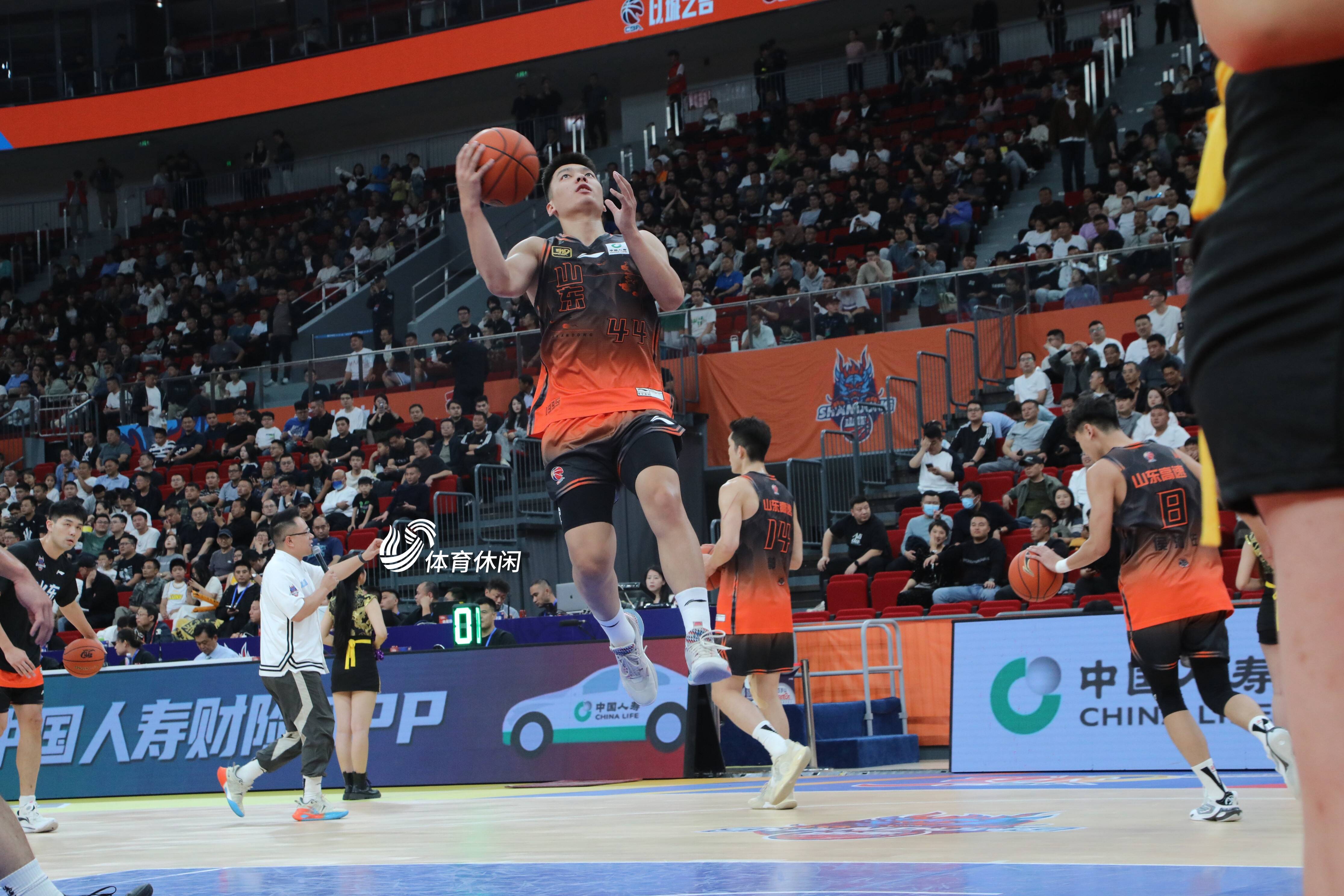 深圳男篮惊险战胜江苏,豪取胜利 深圳男篮惊险战胜江苏,豪取胜利