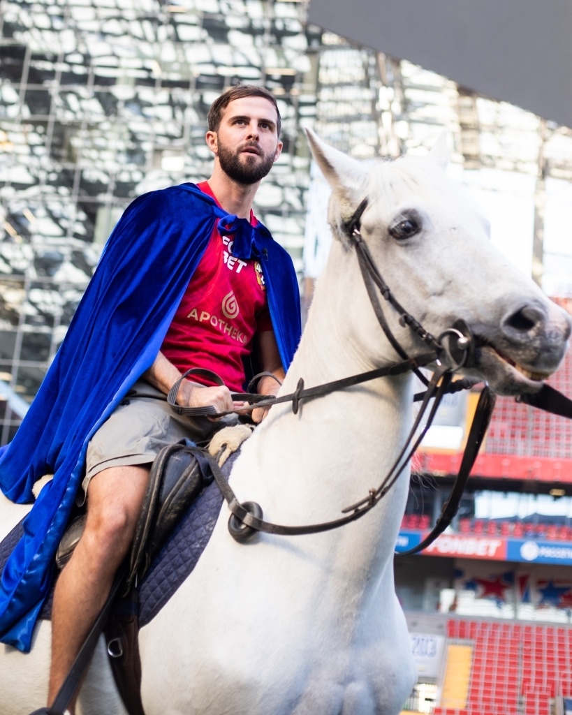 爱游戏app-巴萨中场皮亚尼奇受伤，或将休战数周的简单介绍