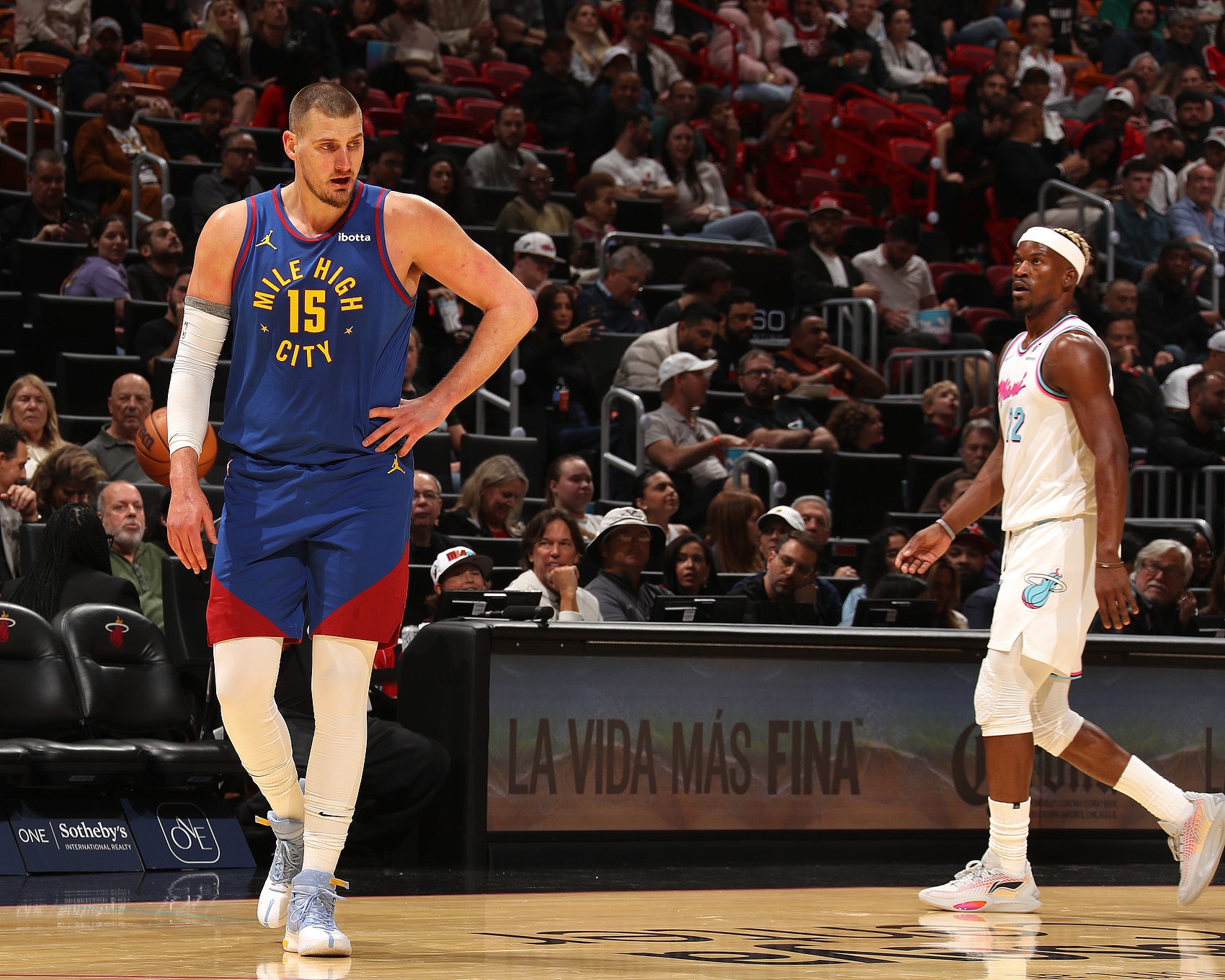 热火队球员安东尼·戴维斯因伤缺阵，球队阵容受到影响的简单介绍