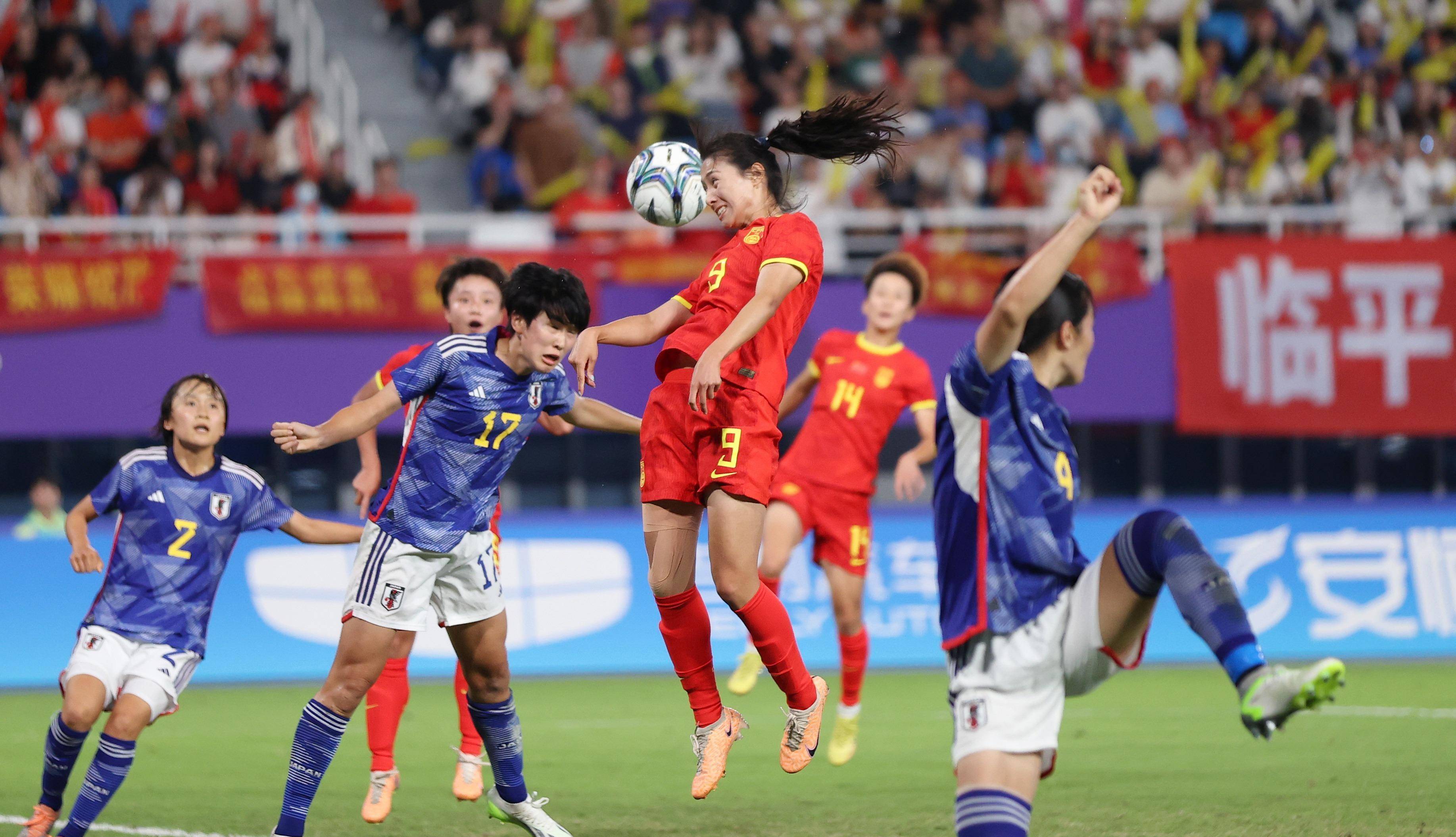 热烈比赛中,女足选手全力以赴 热烈比赛中,女足选手全力以赴