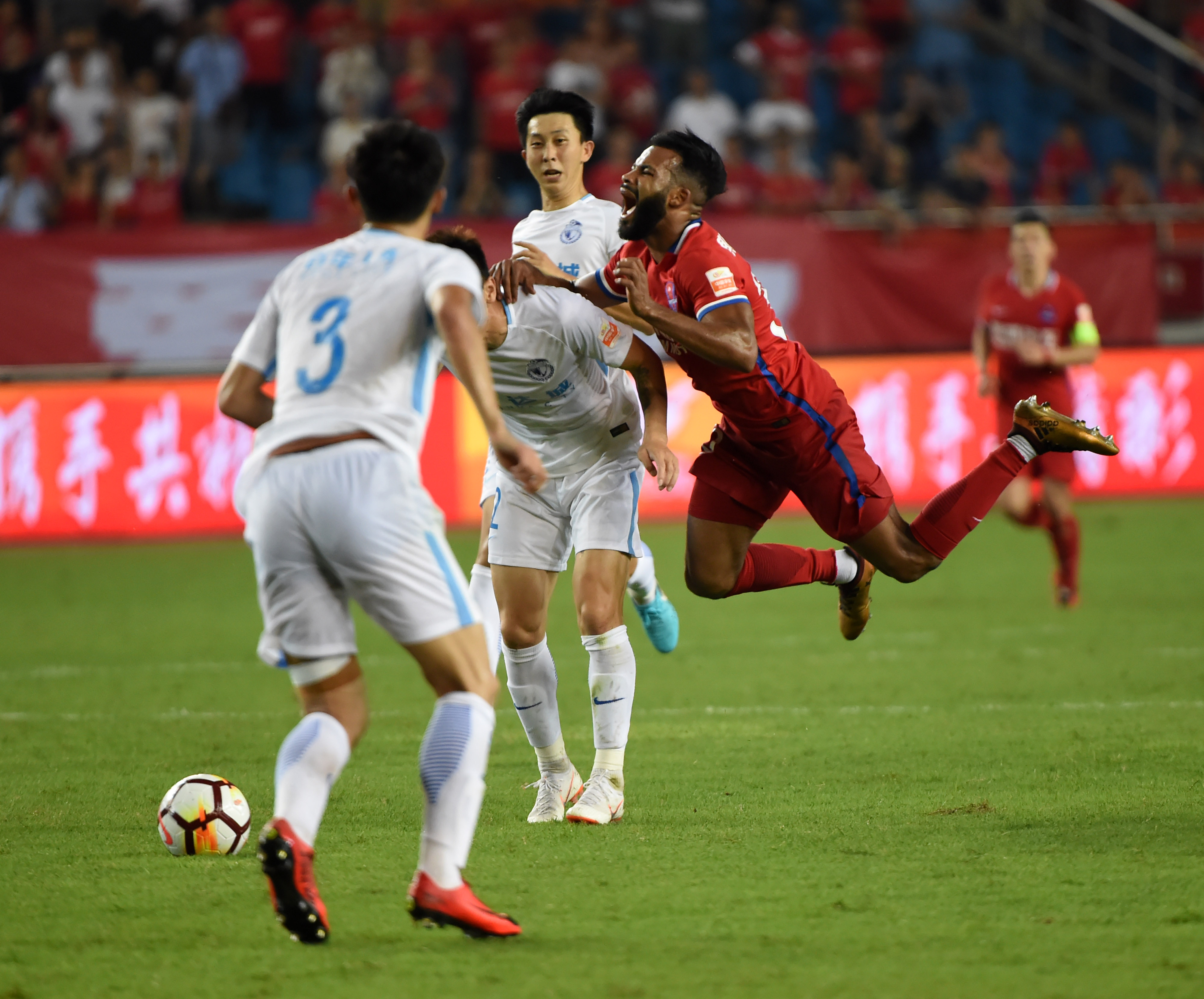 爱游戏体育官网-大连一方客场逆袭，成功击败对手