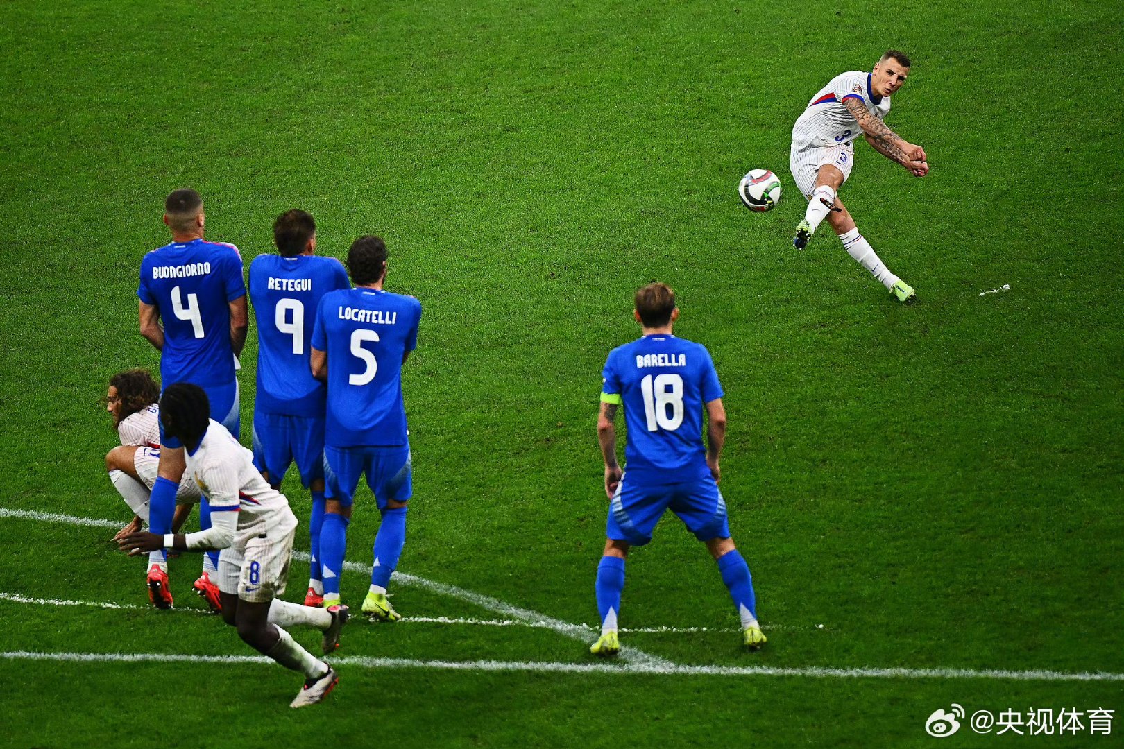 爱游戏体育地址-欧洲杯预选赛战况激烈，观众热情高涨