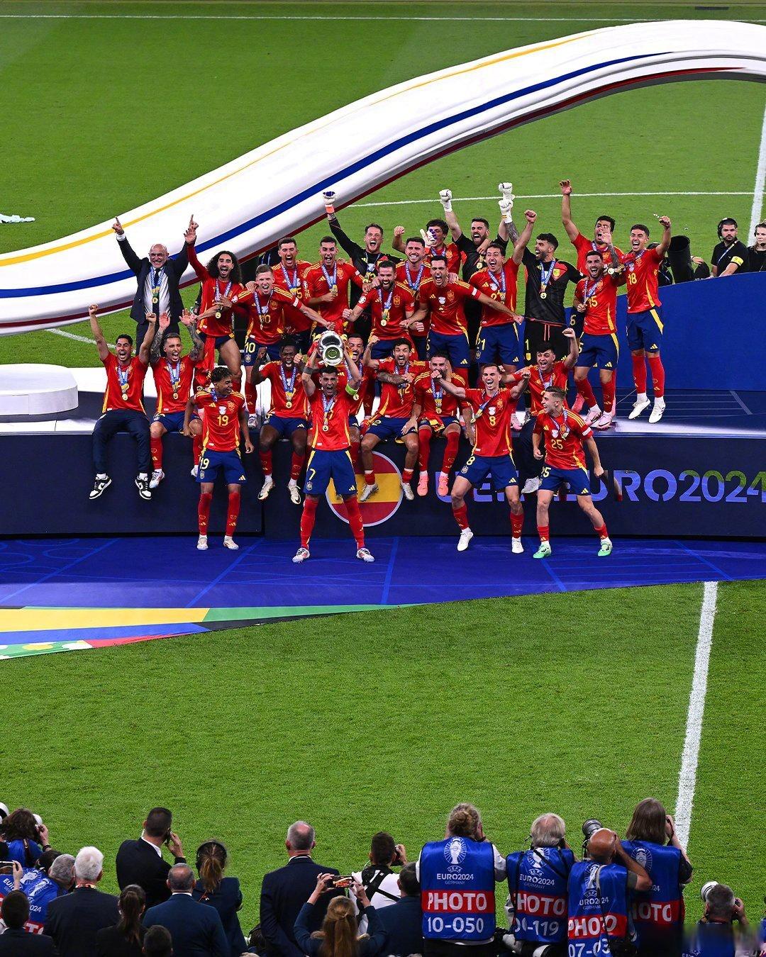 西班牙队在欧预赛中取得连胜