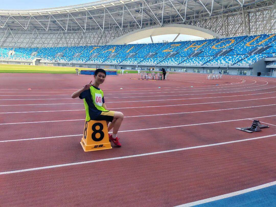 田径比赛选手喜获佳绩，精彩绝伦